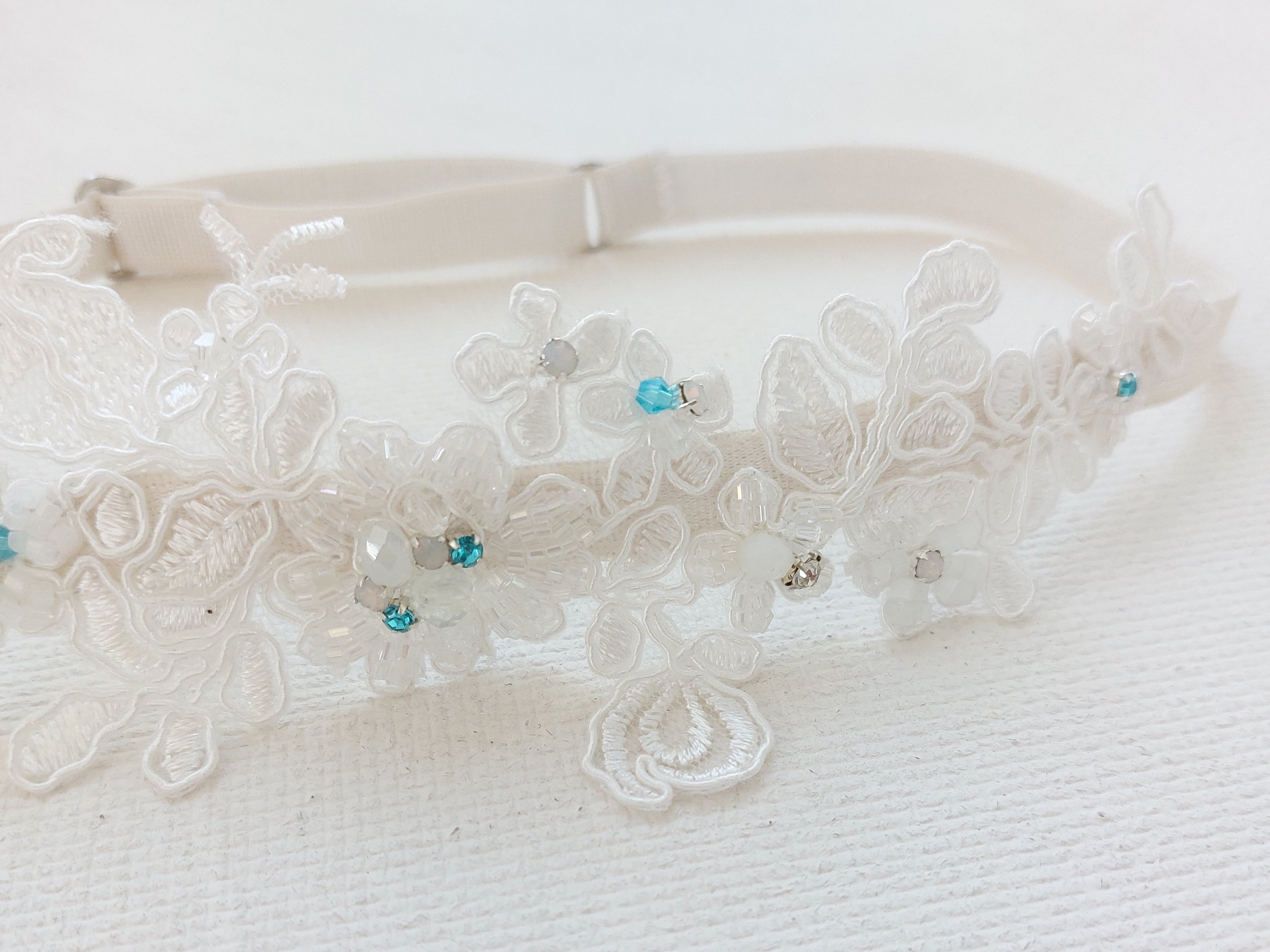 podvazek s modrými korálky